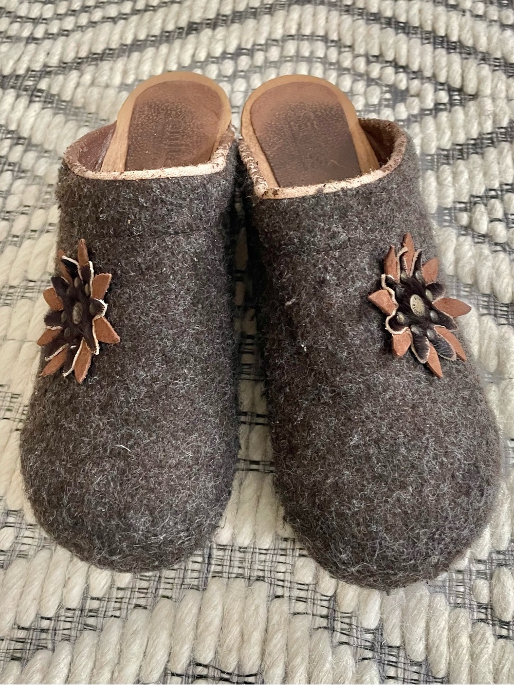 Sanita Danish Brown Boiled Wool Clogs With Flower Appliqué Sz US 8.5/9- EUC